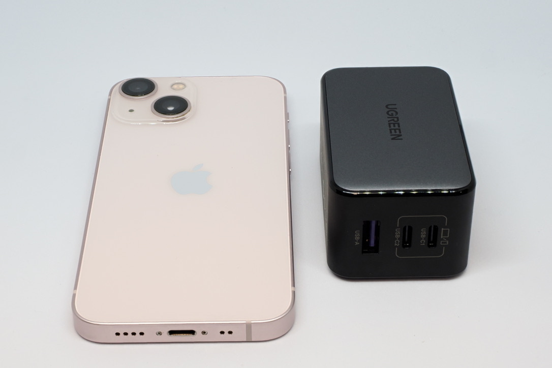 iPhone 13 miniと並べるとコンパクトさが伝わるだろうか