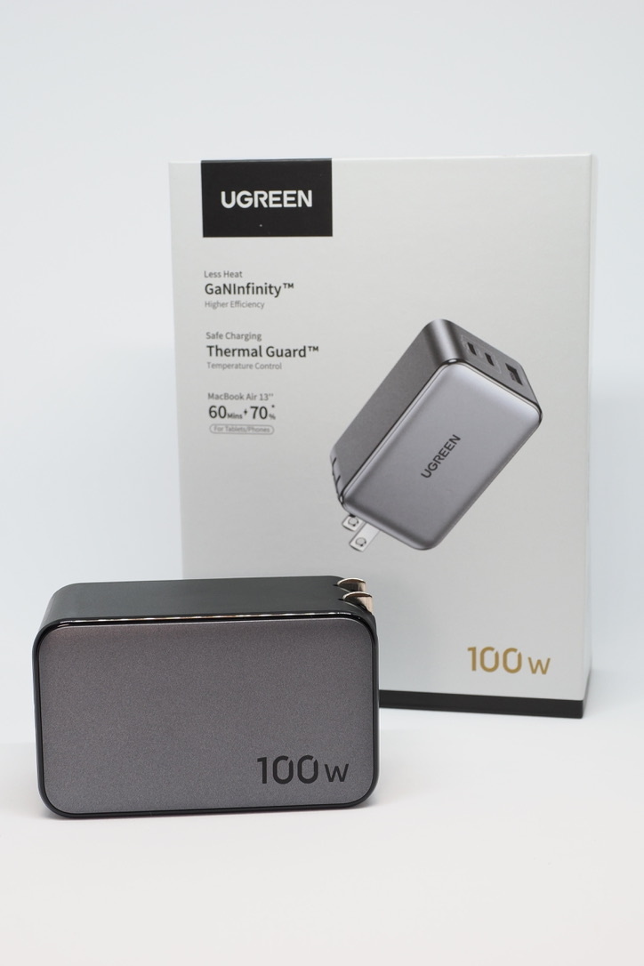 UGREEN NexodeX 100W充電器とパッケージ