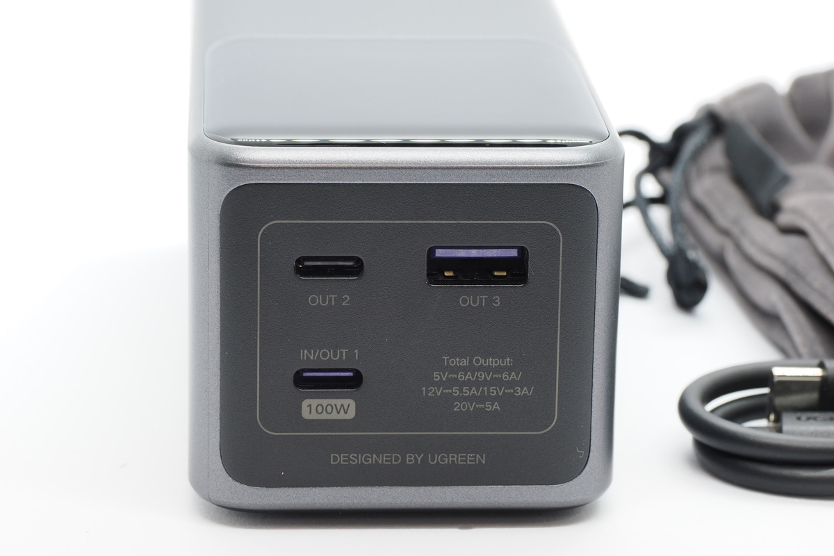 USB-Cポート2つとUSB-Aポートが1つの計3ポートある
