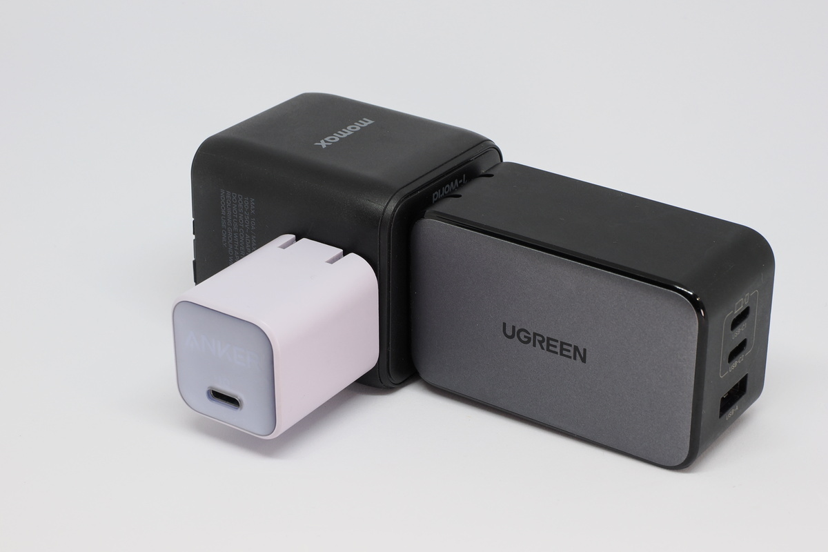 USB-C PD 充電器を2つ変換プラグのコンセントにさした様子