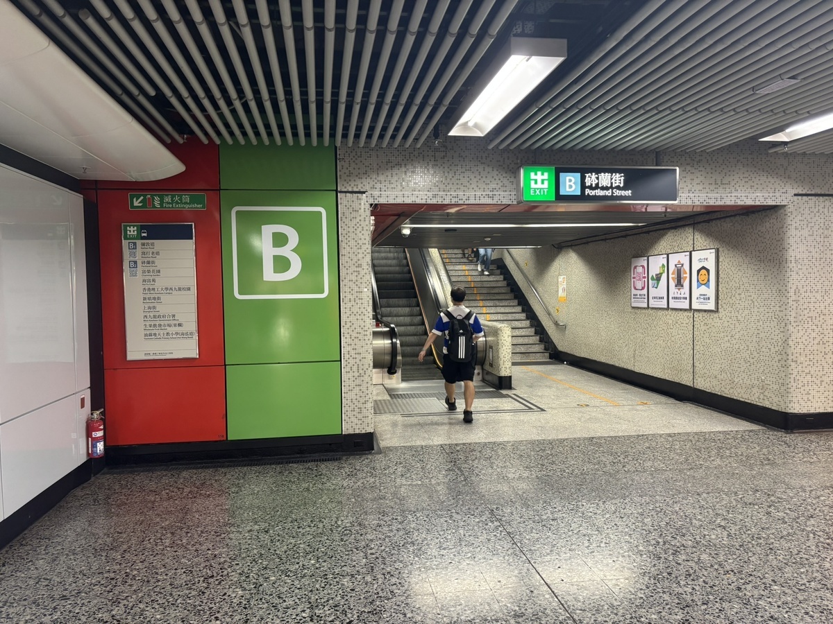 B出口へ進むと地上で出るところで分岐するのでB2の方へ進む
