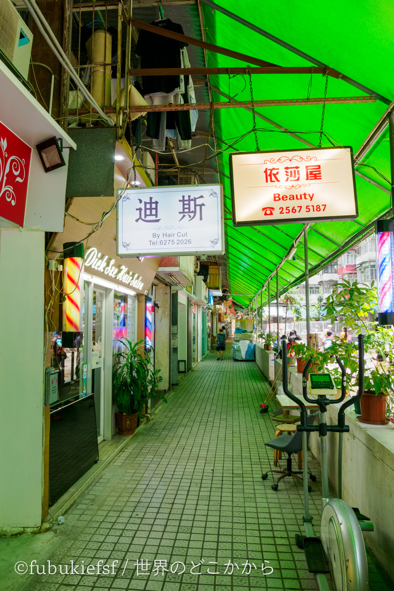 写真を撮っていた建物の中庭の周りには様々なお店がある