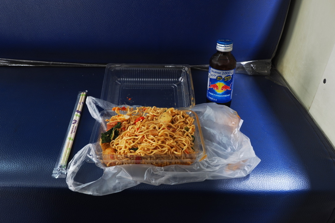 朝食をホームの屋台で購入