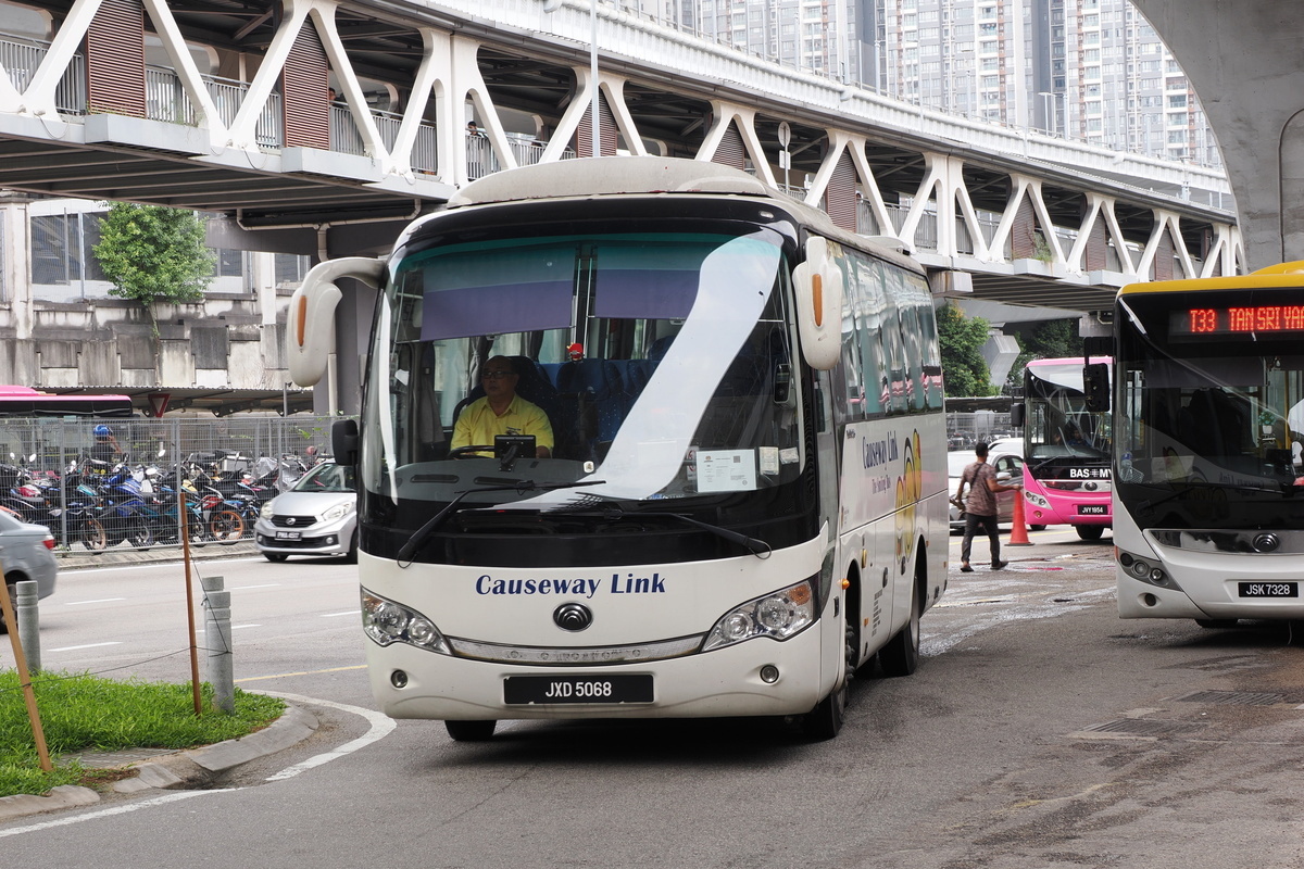 セナイ国際空港行きバスの車両