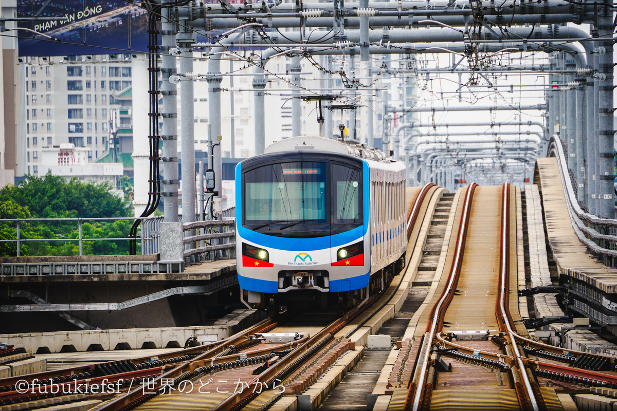ホーチミンメトロの地上区間を走行する電車