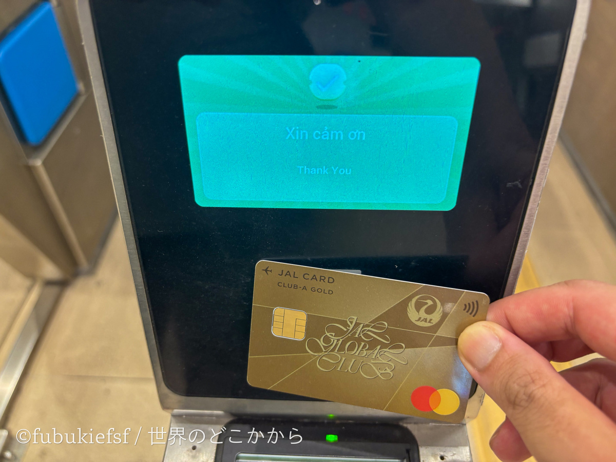 クレジットカードをタッチしての乗車もできる