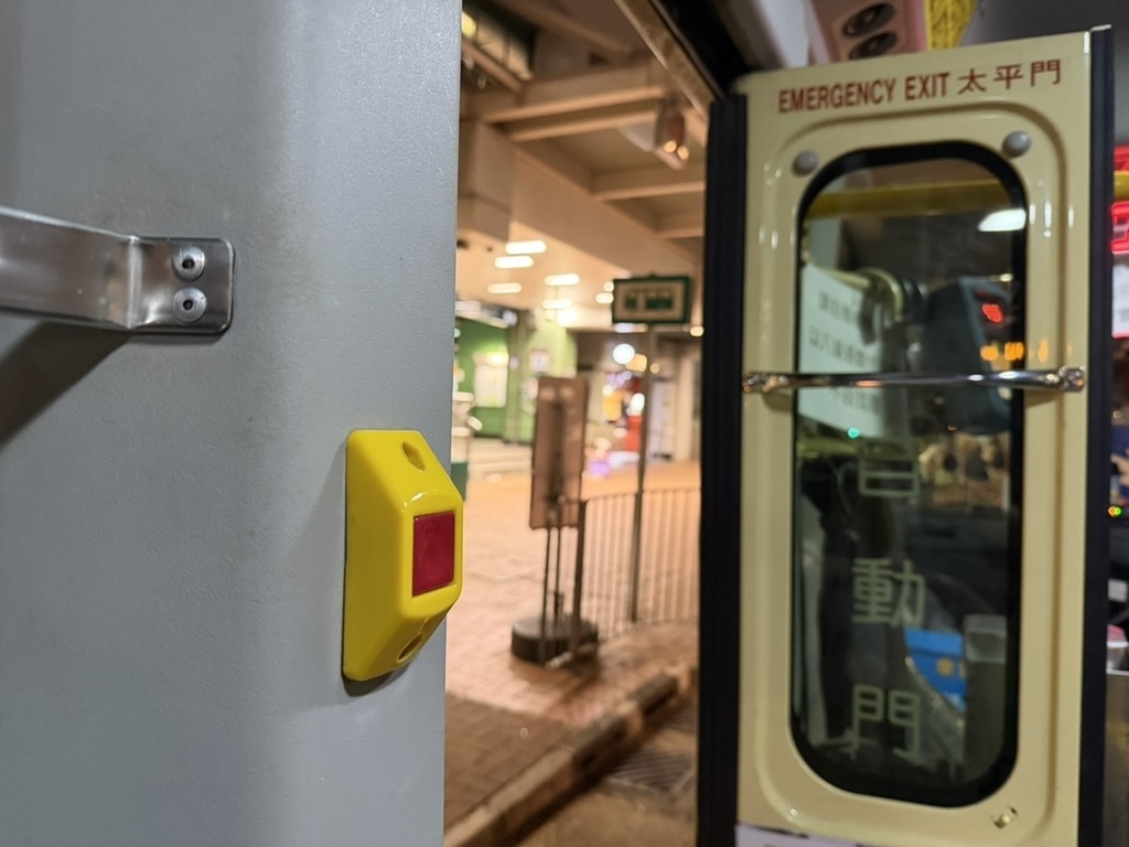 緑色のミニバスの下車ボタン（すべての車両にあるわけではない）