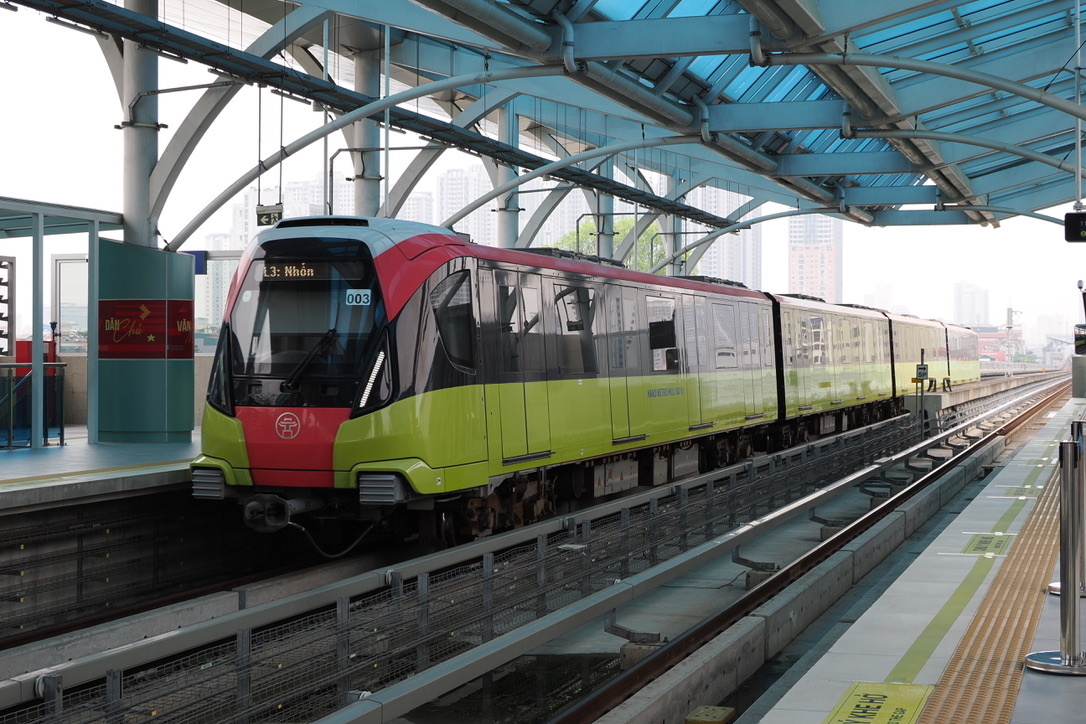 駅に入線するハノイメトロ3号線の車両