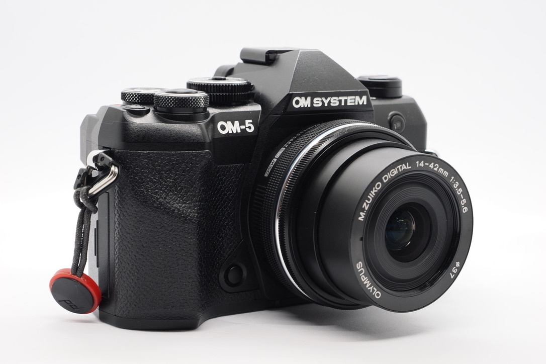 パンケーキズームレンズ(M.ZUIKO DIGITAL ED 14-42mm F3.5-5.6 EZ)とOM-5 MarkIIの組み合わせ