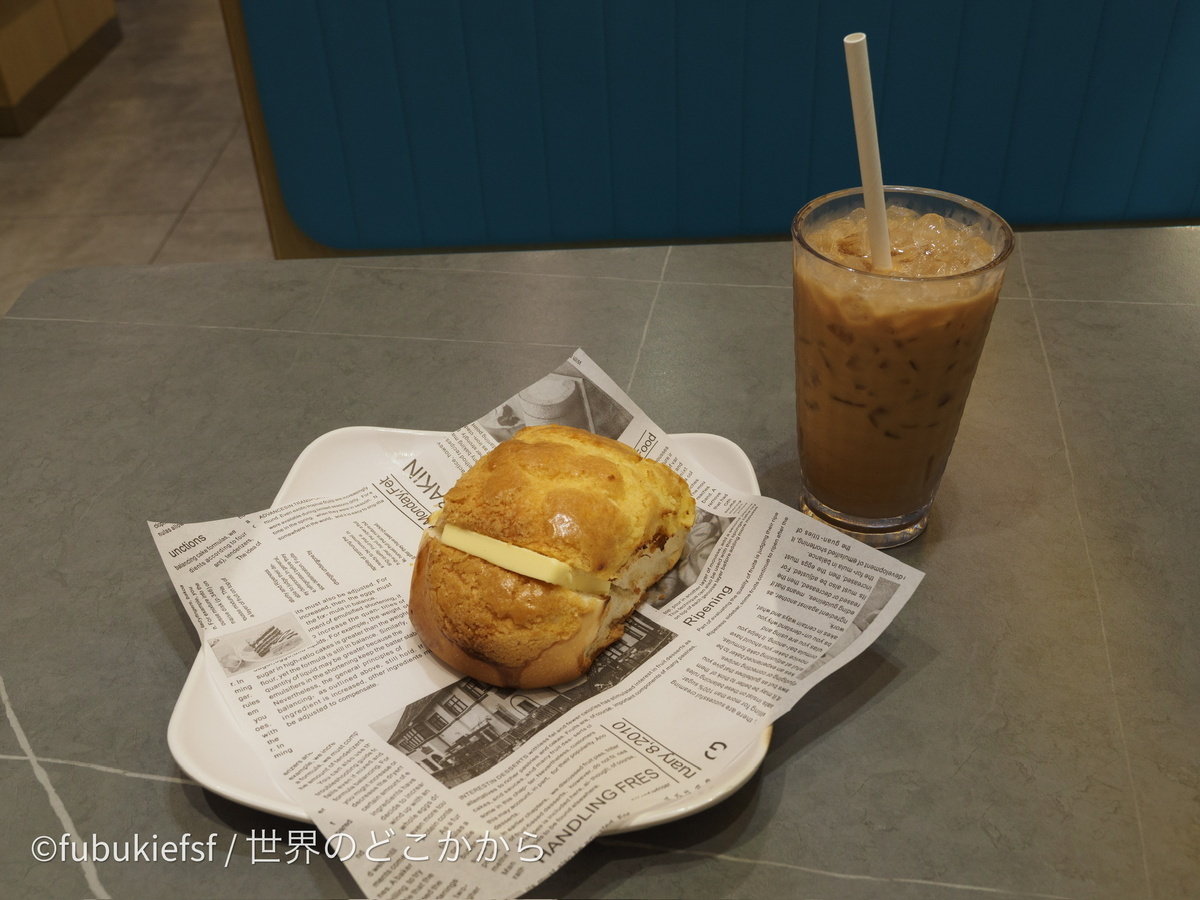 冰室で軽食 ISO 400 16mm  0ev f5.6 1/80s