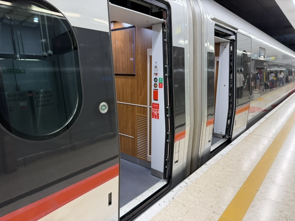 香港から深圳方面へ向かう高速鉄道の車両乗車口