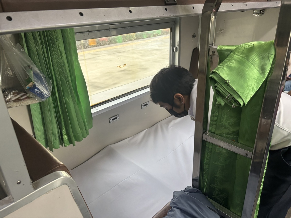 寝台のベッドメイキングの様子