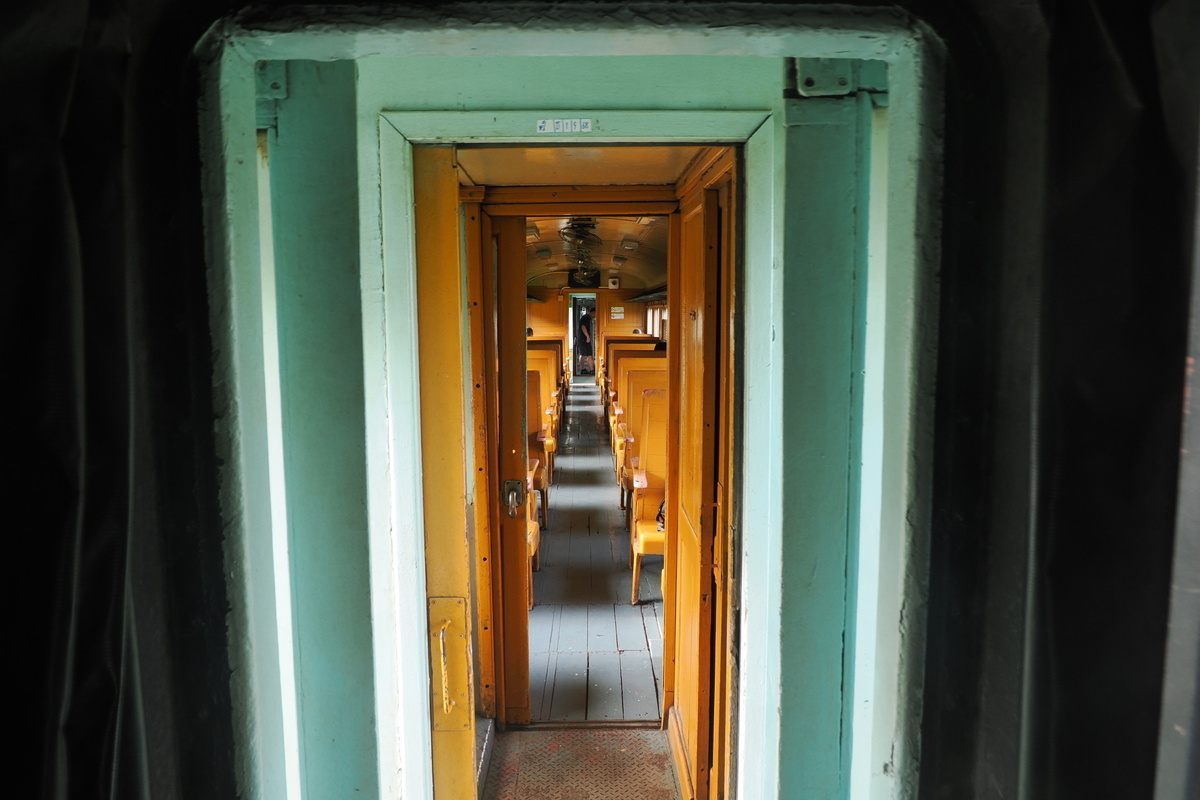 ハジャイ駅で後ろに座席車が連結された