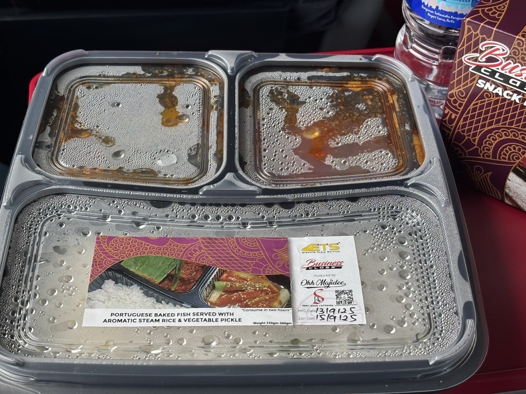 食事と共にスナックボックスと水が配られた