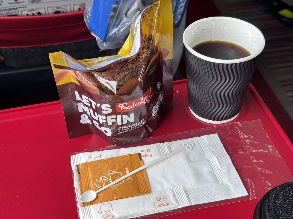 食後少ししてから軽食としてチョコレートマフィンとコーヒーが配られた