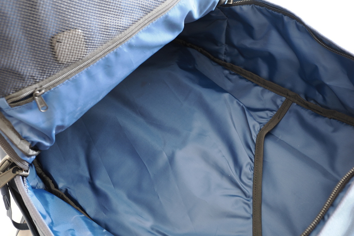 荷室は荷物を展開しやすい広い空間が欲しい（半分開いた状態）