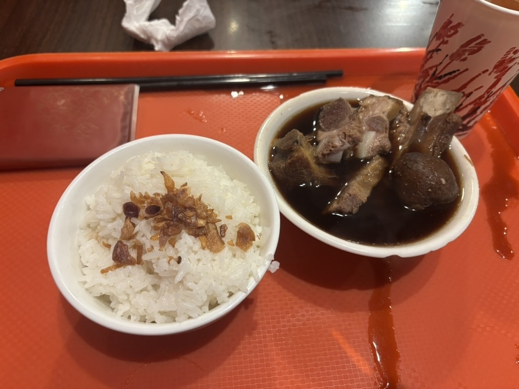 とりあえず肉骨茶（バクテー）を食べた