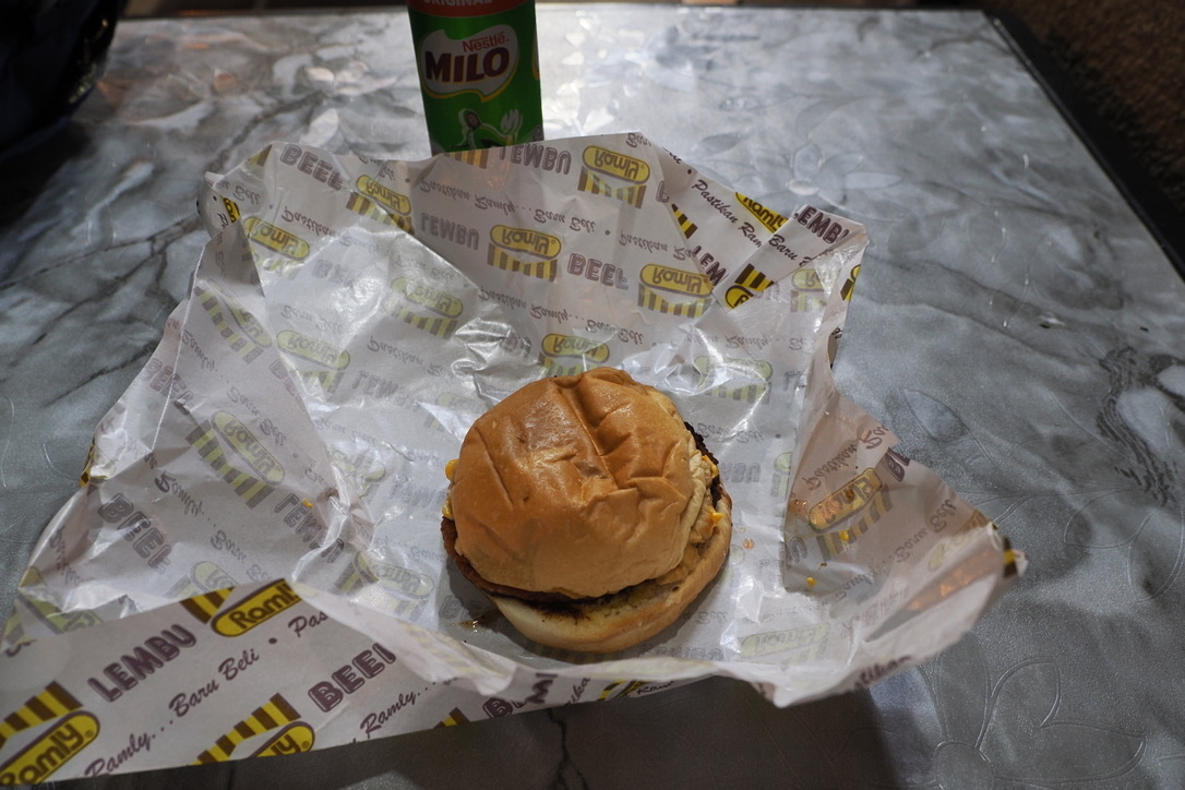 グマス駅を出たところにある商店で買ったハンバーガーとミロ（マイロ）