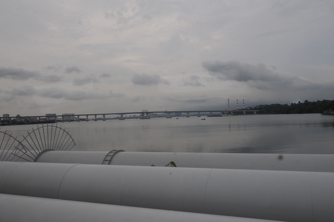 駅を出るとすぐに海峡を渡る
