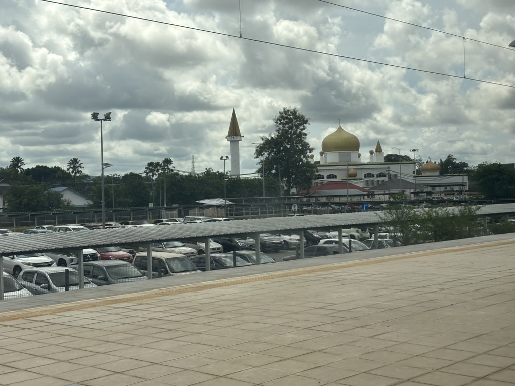 車窓からモスクが見えマレーシアに入国したことを実感した