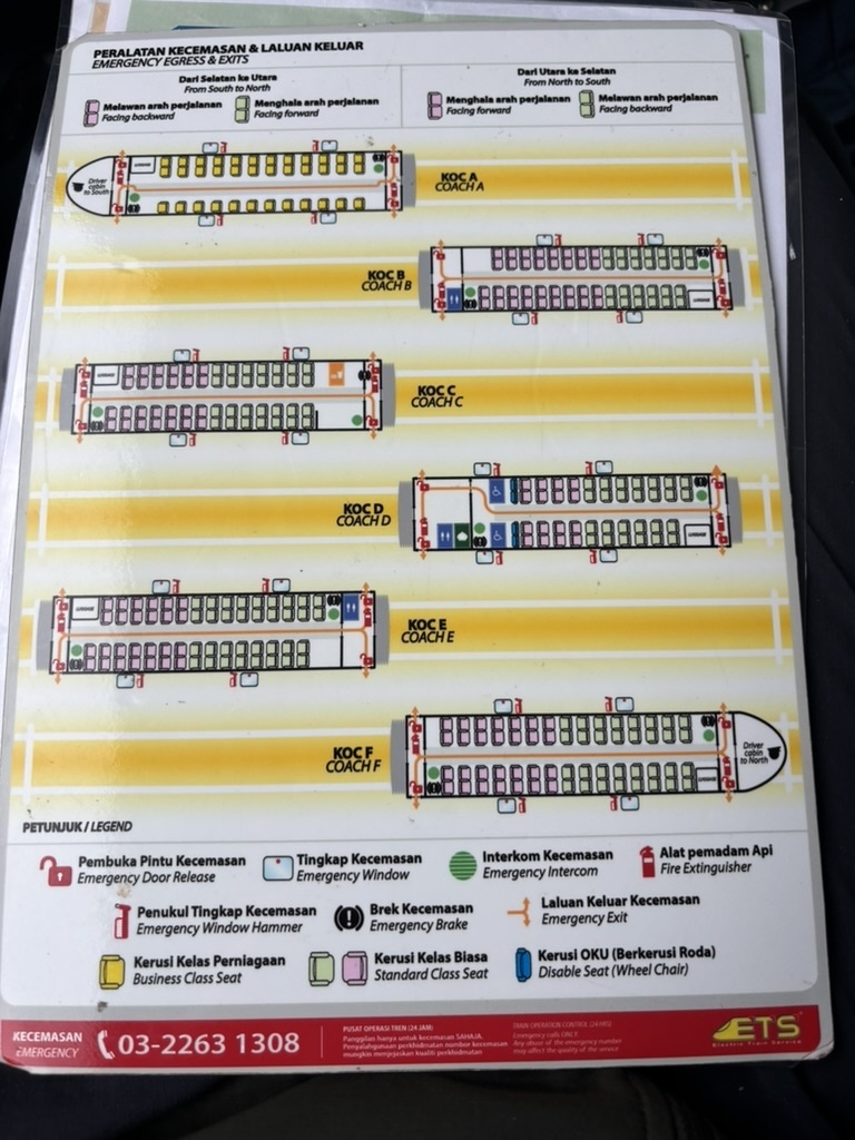 座席に車内の注意事項や座席図の書かれたしおりのようなものがあった