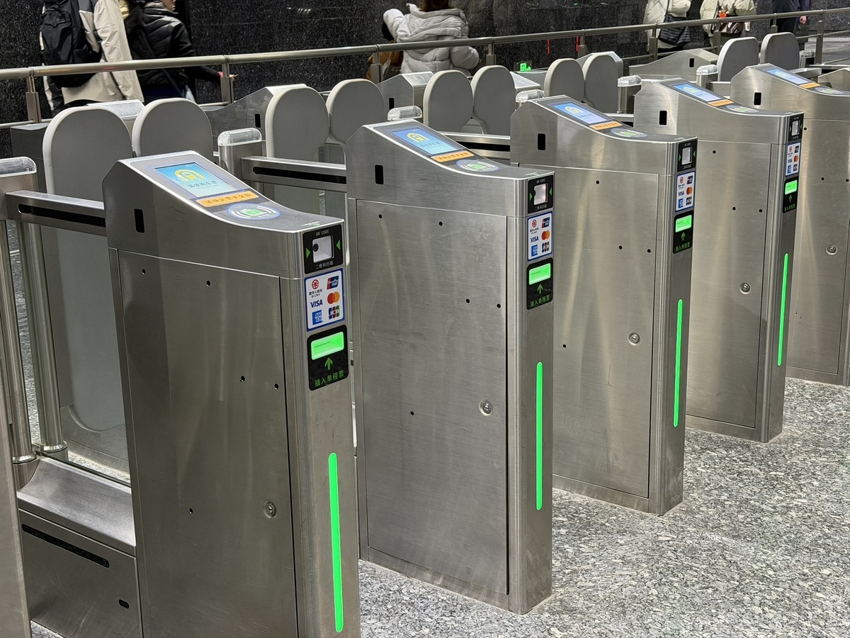 上海の中心地でよく見かけた省スペースな改札機