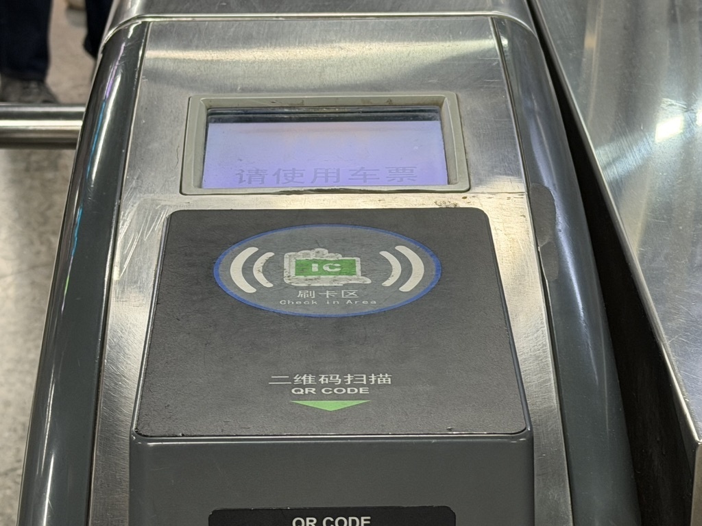 この場所にタッチ決済に対応したクレジットカードをタッチすると乗車できる