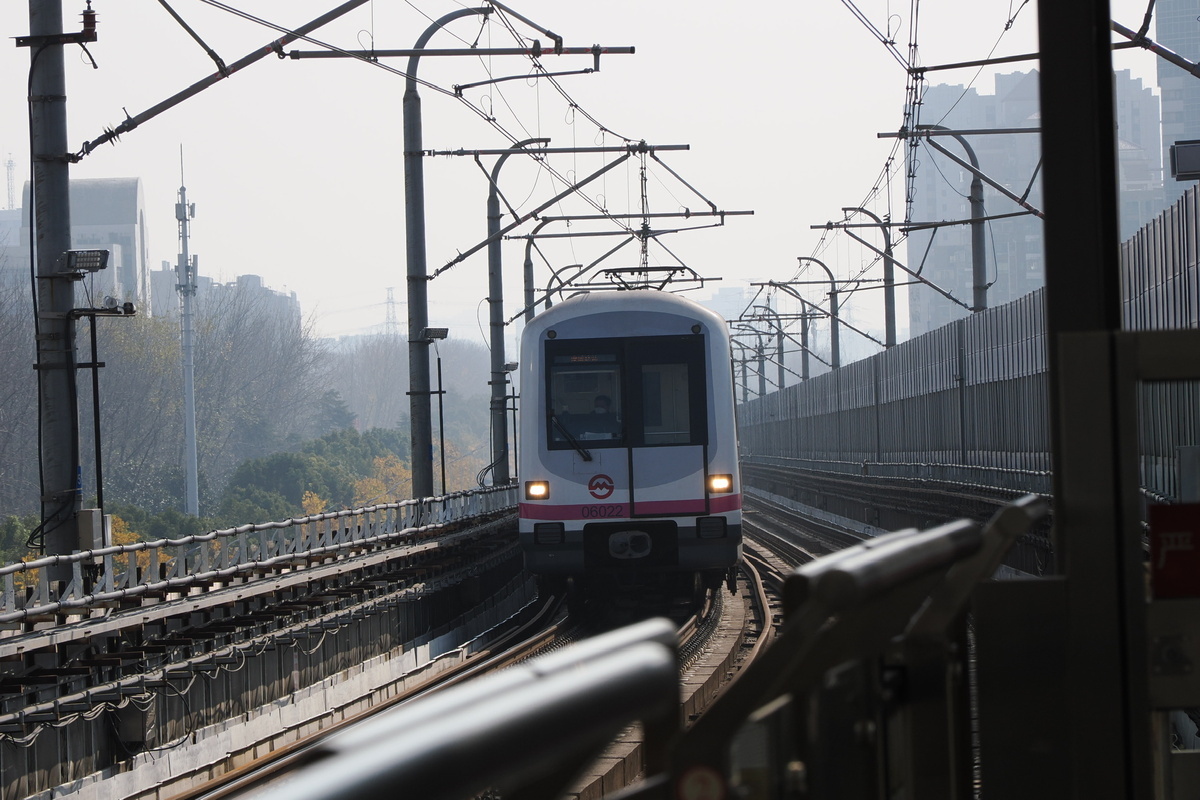 高架橋を走る上海地下鉄の電車