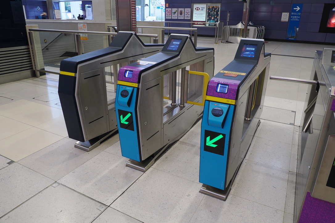 ライトブルカラーの改札機がクレジットカードのタッチ決済に対応している