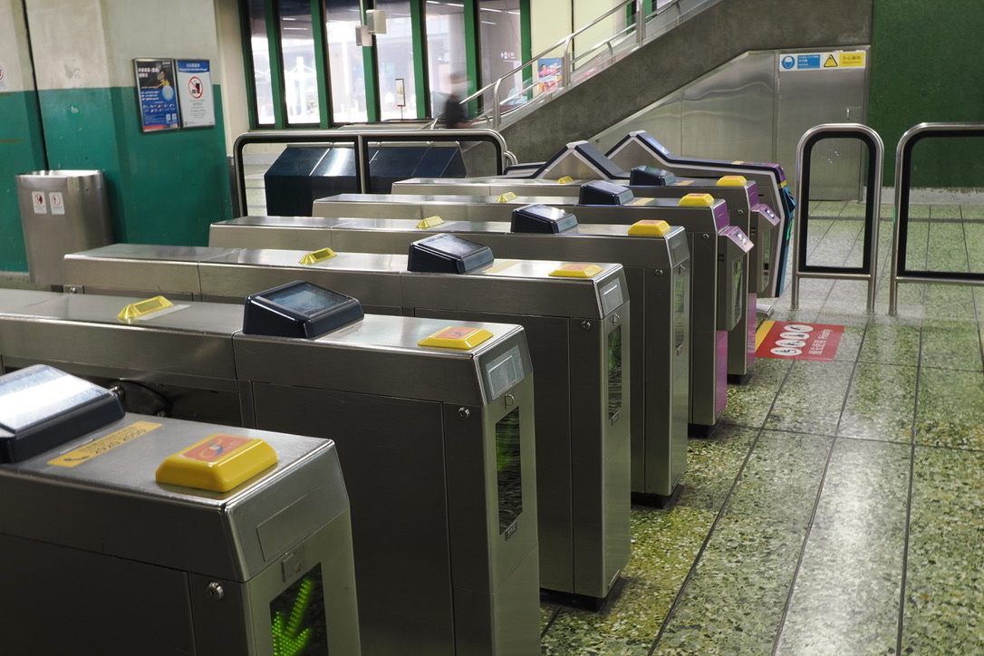 従来からの改札機にはクレジットカードのリーダーが無いのでライトブルカラー改札を探す必要がある