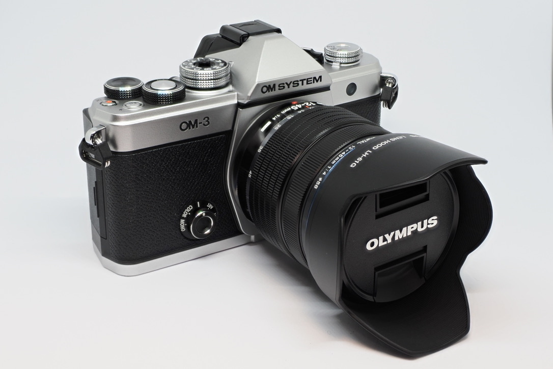 OM SYSTEM OM-3を旅の相棒にするためのアクセサリー | 実用性と