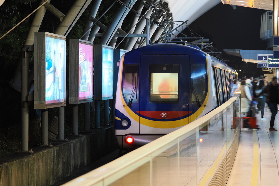 駅に停車する迪士尼（ディズニー）線の車両