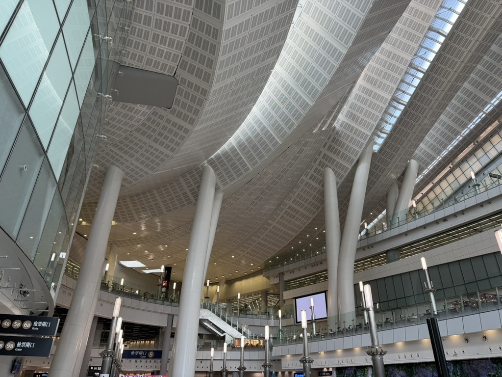 西九龍駅の香港を出境し中国入国後の待合所から上を見上げたところ | West Kowloon Station