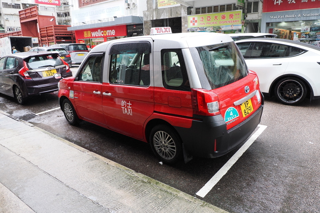 市内向けの赤色のタクシー