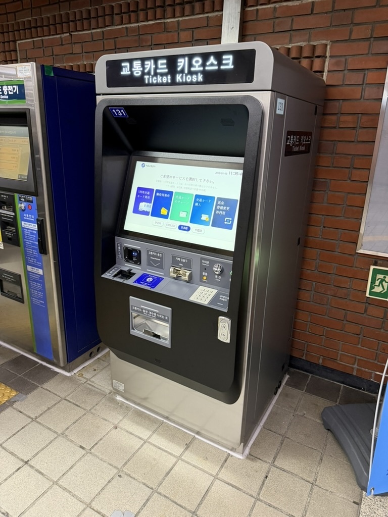 ソウル地下鉄の駅でよく見かける新型の券売機 Apple PayのT-moneyへのチャージ可能だった