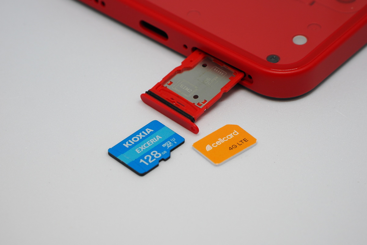 SIMトレイと挿入しているSIMカードとMicroSDカード