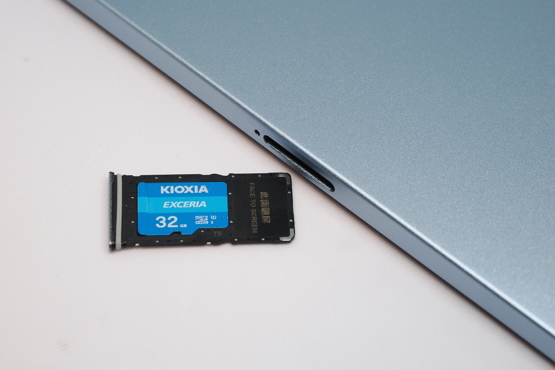 SDカードはトレイに入れて挿入する