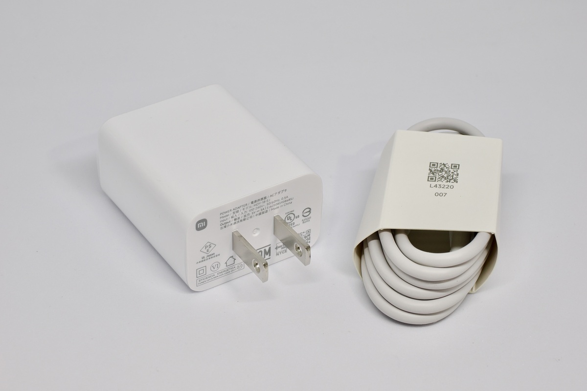 付属品のUSB-Cケーブルと充電器