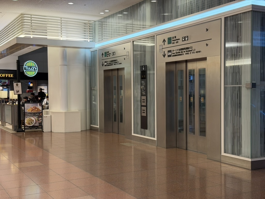 羽田空港の第3ターミナルではこちらのエレベータで降りて出口をでて左の方で待ち合わせて乗車した