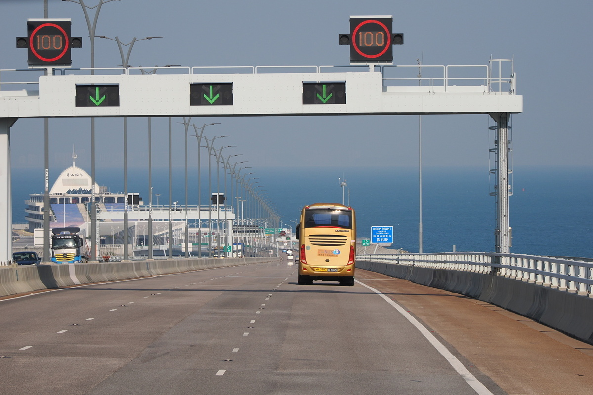 港珠澳大橋（HZMB）を走る路線バスの金巴やその他乗用車など