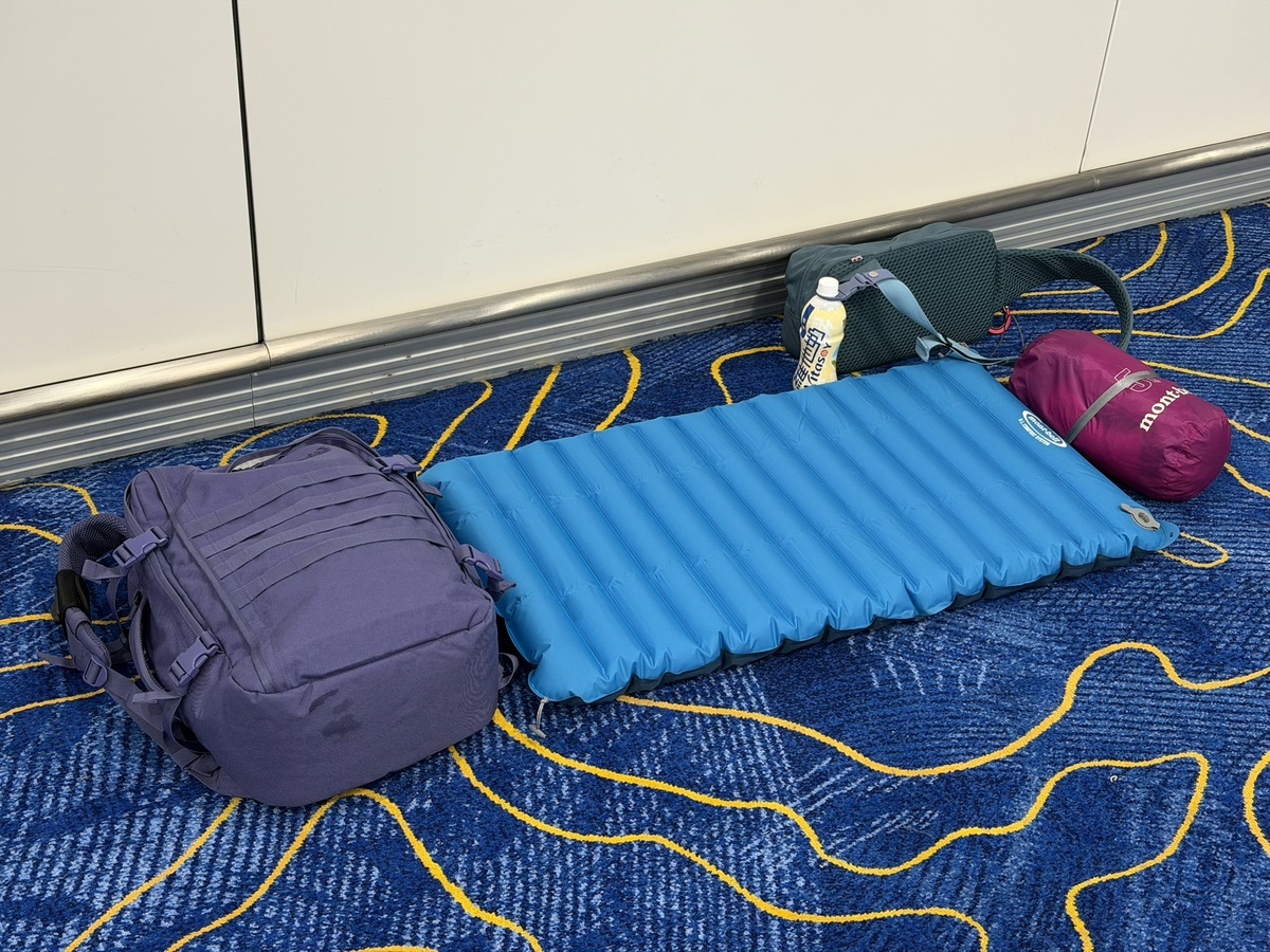 空港で展開した寝床の様子リュックは足の下においた