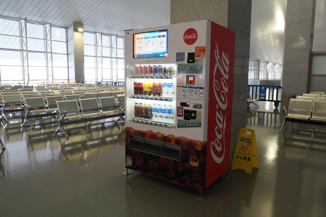 自動販売機と待合スペース
