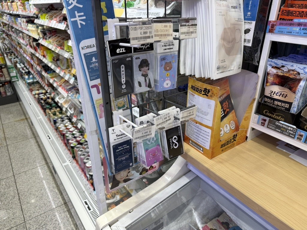 仁川国際空港第一ターミナル駅ホームのGS25での気候同行カード販売様子