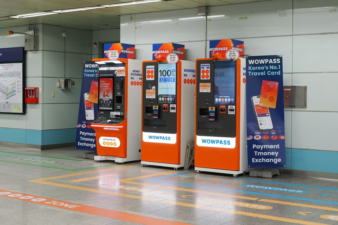 金浦国際空港駅のWOWPASS端末の様子 | 外貨両替もOK