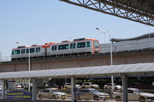 空港ターミナル眼の前を走る軽電鉄の車両