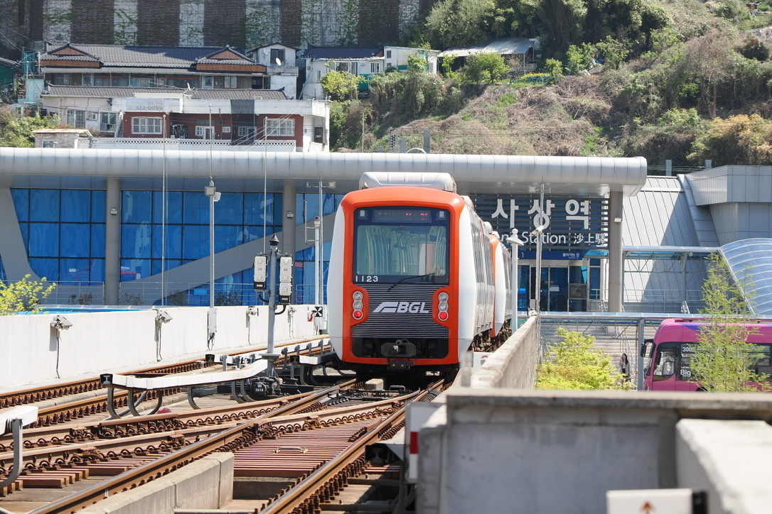 沙上駅で折り返す軽電鉄の車両
