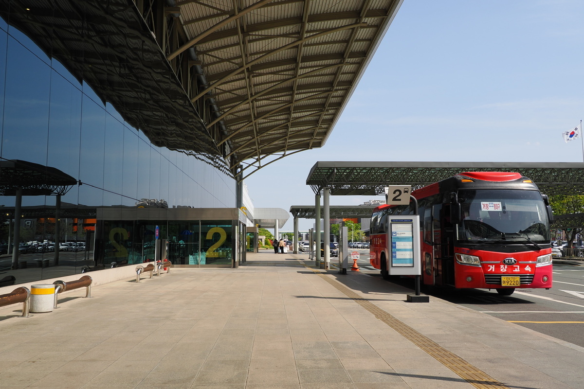 奥が韓国国内線のターミナル 2018年頃は空港ホテルがあった