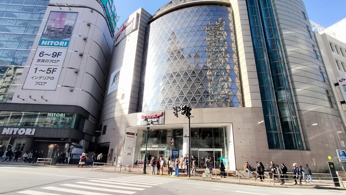 渋谷シダックスカルチャーホールの入っている大きなビルの写真