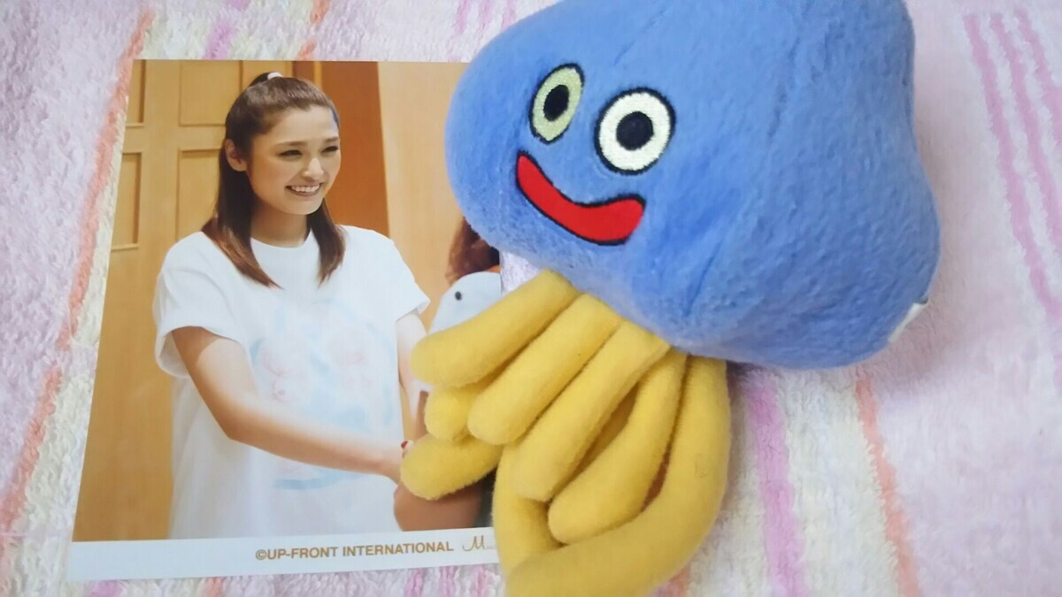 石川梨華ちゃんの生写真がホイミスライムのぬいぐるみと握手している様子