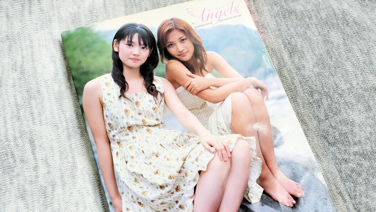 『石川梨華&道重さゆみ写真集 エンジェルズ』の表紙の写真